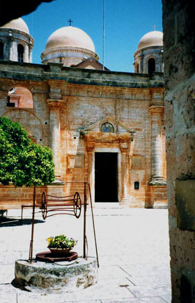 agia triada cour avec puit